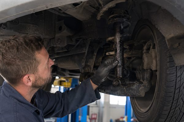 Amortisör Patlaması Nasıl Anlaşılır? Sürüşteki Belirtileri Nelerdir?