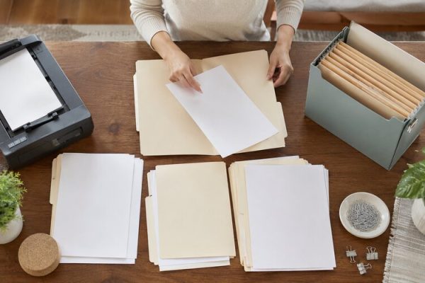 Evde evrak ve belgeleri klasörlere ayırma