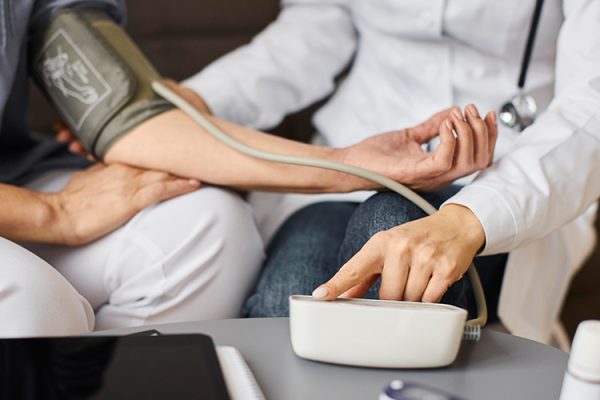 Evde Tansiyon Ölçerken Yapılan 7 Büyük Hata: Dijital mi, Manuel mi?